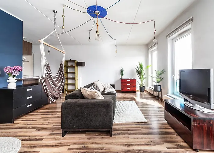Top Floor Near Ferry Terminal - Free Parking
